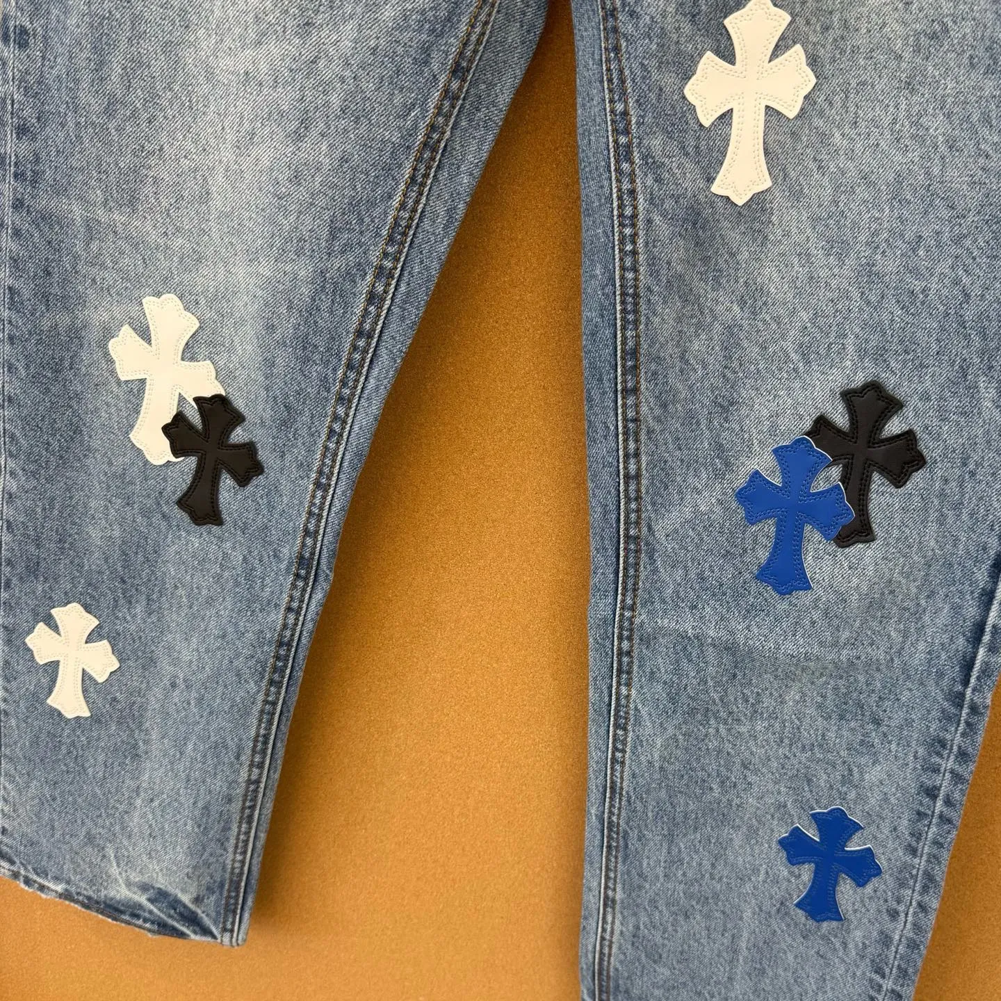 P280 Style number D321 chromehearts three-color patchwork leather jeans SIZE#28-36 Size reference# 28 pants length 102 waist 70 hips 96 30 pants length 104 waist 74 hips 100 32 pants length 106 waist 78 hips 104 34 pants length 108 waist 82 hips 108